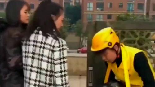 吃瓜外卖员女朋友视频,爱情的味道，外卖也能传递