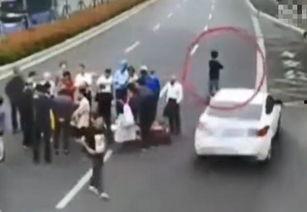 男生围观吃瓜视频,男生围观吃瓜视频，揭秘校园热点事件