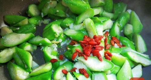 绿瓜变软可以吃不吃吗视频,还能安全食用吗？揭秘真相